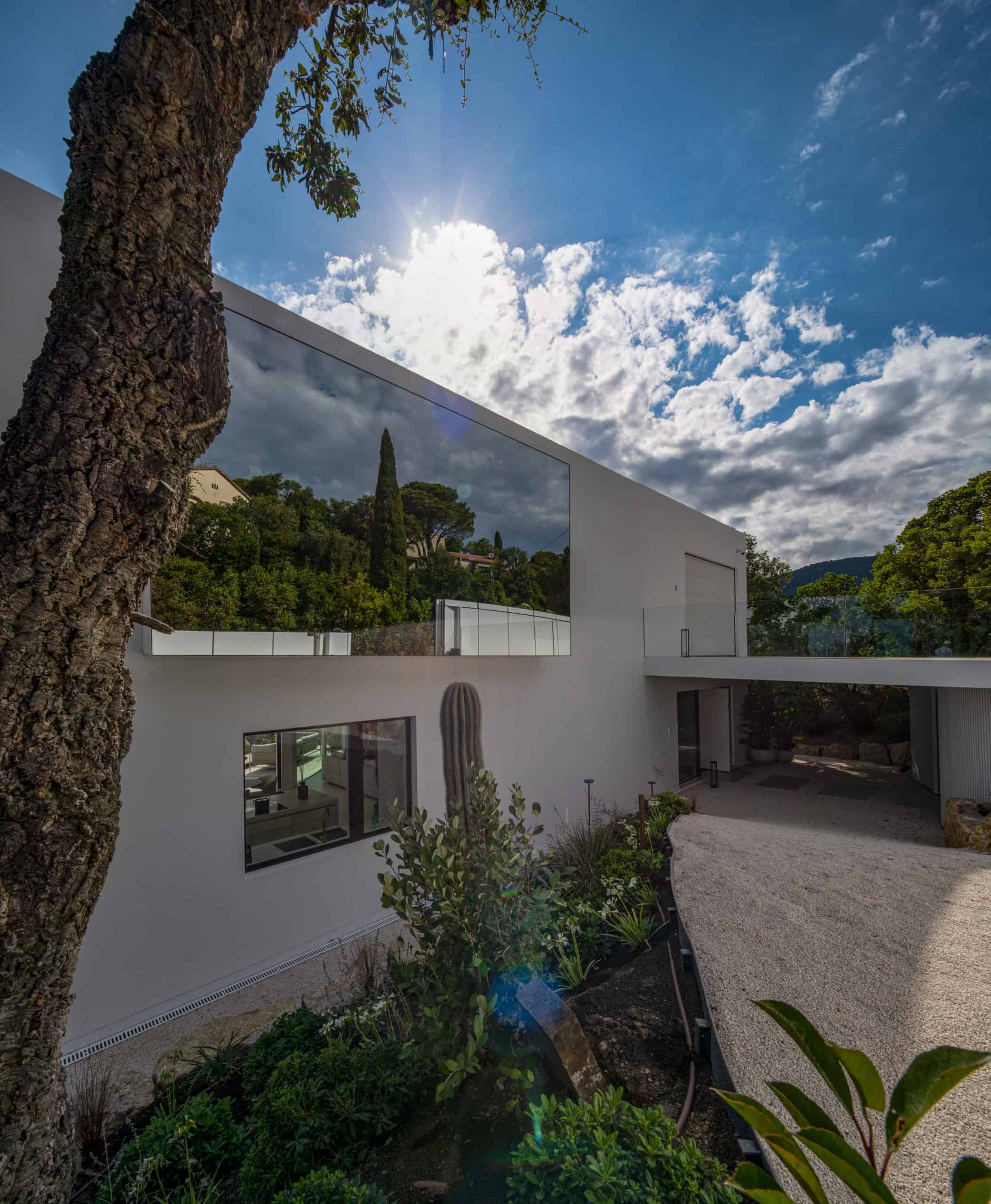 Une Maison Est Un Petit Monde Un Lieu Pour Que La Famille Puisse Rever Beprina Home Office Building Home Office Building